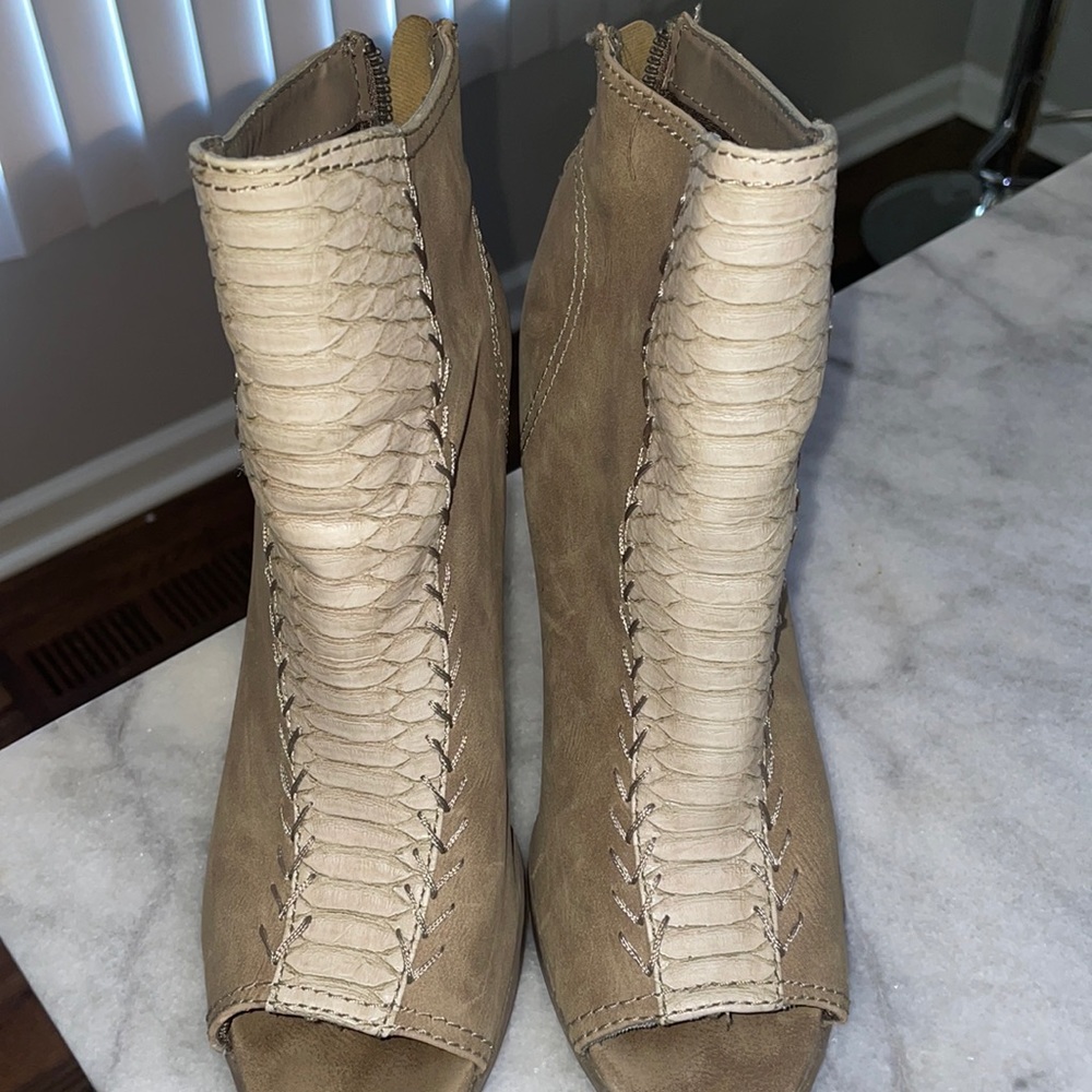 Madden Girl open toe boots 👠💜❤️